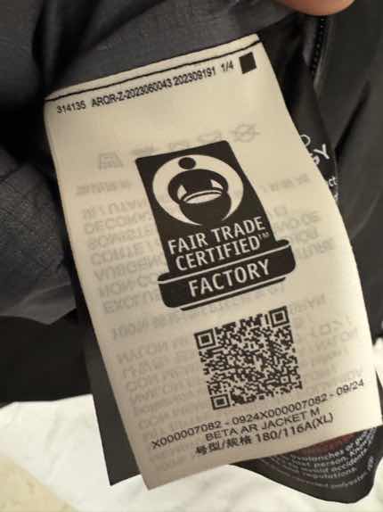 压胶很棒，摩擦声音没有想象那么大，没想象中特别厚，下雨防水挺好，透气性很强，幸亏选XL，一定要去专柜试再下单，哈尔滨下雪里面🉑加内胆绒或羽绒夹克，开始我也不相信始祖鸟，后来对比多家，始祖鸟硬壳冲锋衣确实比任何一家冲锋衣做工好和版型挺拔，主