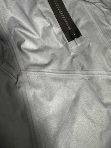 压胶很棒，摩擦声音没有想象那么大，没想象中特别厚，下雨防水挺好，透气性很强，幸亏选XL，一定要去专柜试再下单，哈尔滨下雪里面🉑加内胆绒或羽绒夹克，开始我也不相信始祖鸟，后来对比多家，始祖鸟硬壳冲锋衣确实比任何一家冲锋衣做工好和版型挺拔，主