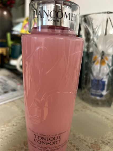 保湿补水，温和，对皮肤非常友好。一直使用LangCome的粉色凝露。