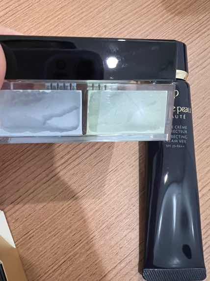 买的1号色，还没用。小粉扑不是毛毛软软的，但是手感不错