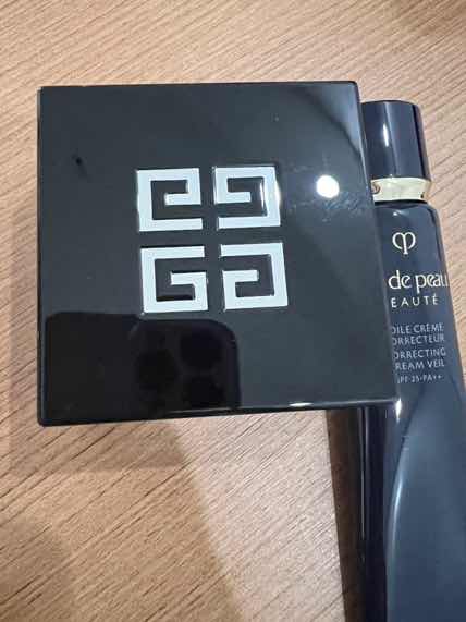 壳子是亮光的，不是哑光的。第一次想看看颜色，控制不好量就挤多了