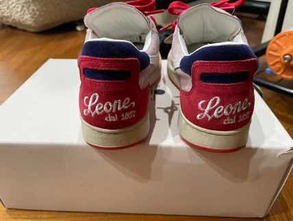 比国内旗舰店打折还便宜50%，皮质柔软意大利产，复古板鞋脚感一般，但是颜值高啊