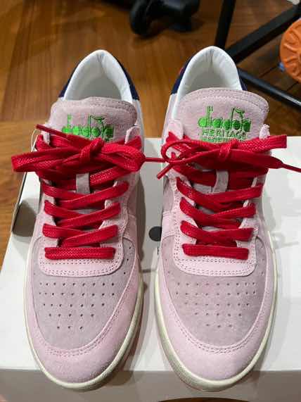 用户_***S对商品的晒单评价: 比国内旗舰店打折还便宜50%，皮质柔软意大利产，复古板鞋脚感一般，但是颜值高啊, 点赞数: 6