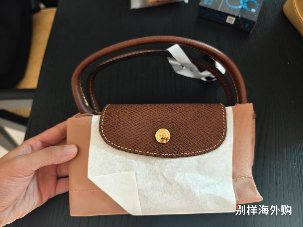 用户是***啊对商品的晒单评价: 这个粉挺好看的，带点灰度，比普通粉多点稳重，适合上班通勤，加了内胆包包更有型，容量很OK，还能装进iPad, 点赞数: 12