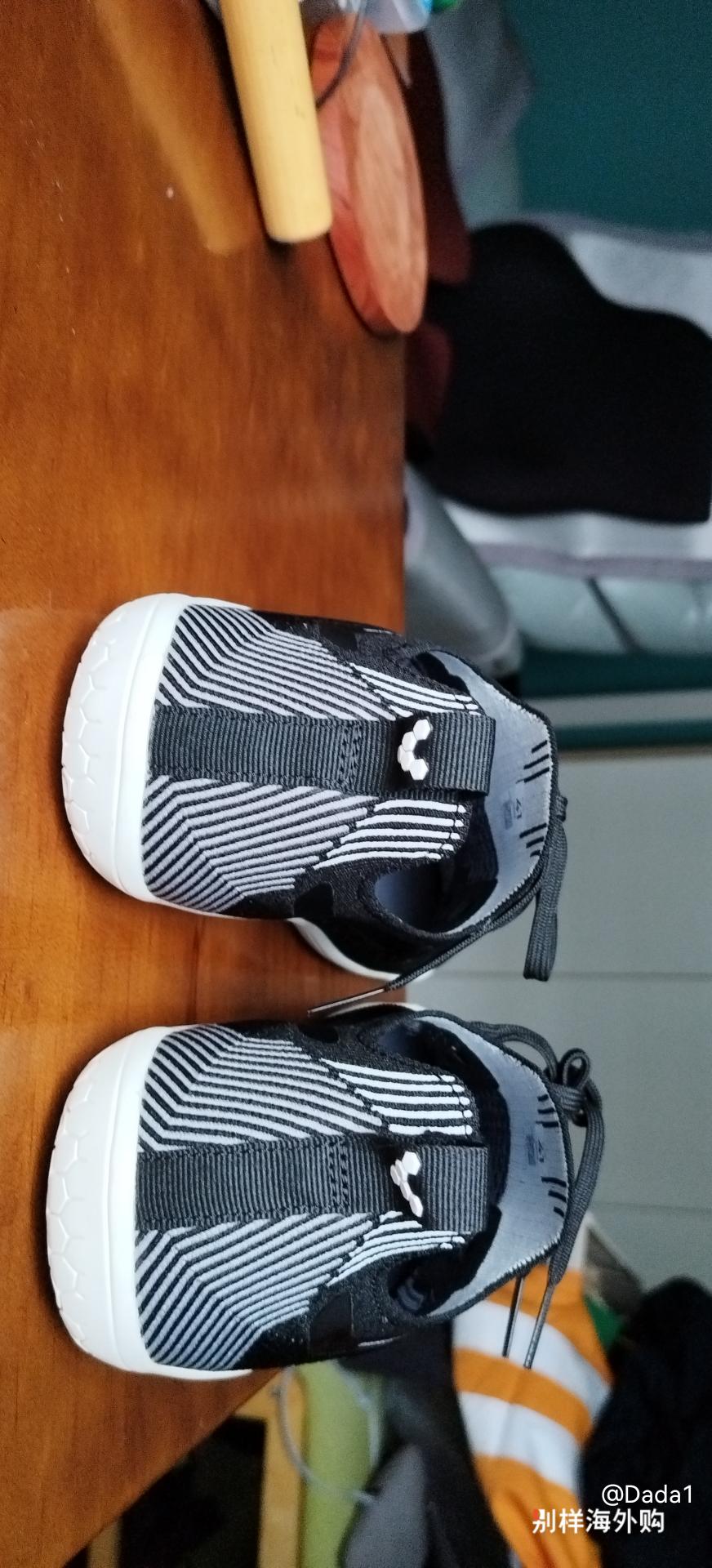 用户D***1对商品的晒单评价: 非常满意，赤足鞋穿着脚感舒服, 点赞数: 6