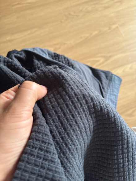 用户p***麻对商品的晒单评价: 嘿 买了几次别样了 先不说商品降价了 一次保温杯压痕 这次衣服钩丝 主要每次手快把快递盒扔掉了 否则就退了 看着衣服膈应 衣服式样到挺不错, 点赞数: 8