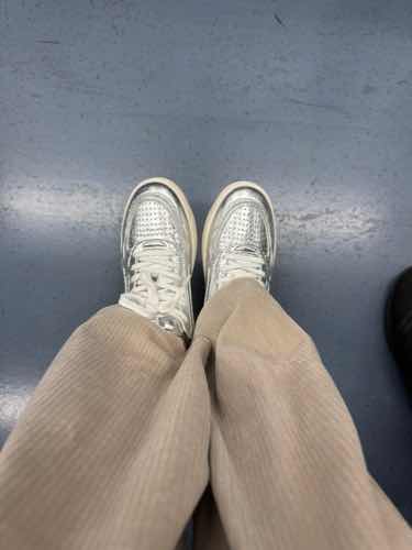 用户匿名用户对商品的晒单评价: 上脚很舒服，鞋底软硬适中，没想到这个鞋子性价比这么高，下回再捡个漏！我的脚38码，鞋子标的尺码是37 1/2，上脚正好！, 点赞数: 4