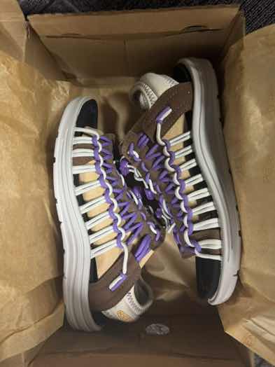 用户B***E对商品的晒单评价: 23.5的脚长，7.5码正好，断码捡漏，海淘就是运费贵, 点赞数: 3