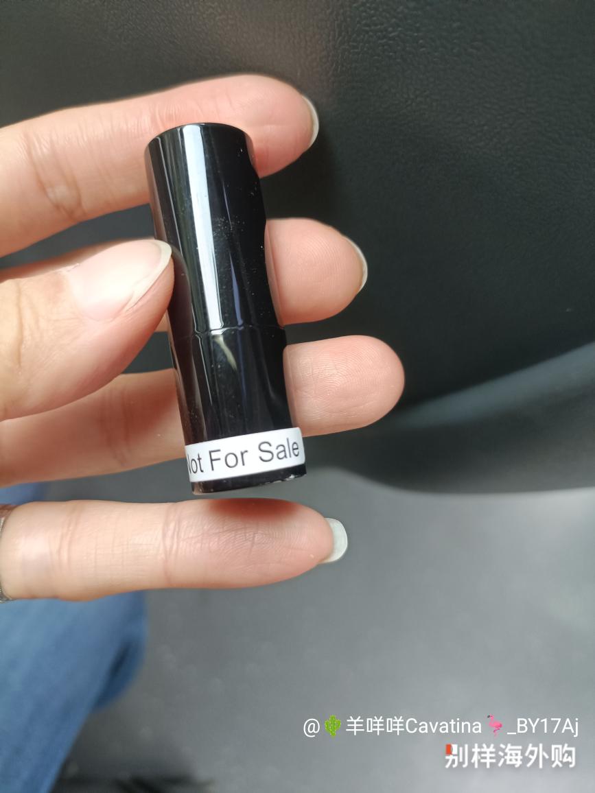 用户🌵***j对商品的晒单评价: 是赠品，好迷你的一只，颜色可以，比较百搭。放包包里随身携带很方便，价格比较正品划算很多。, 点赞数: 8