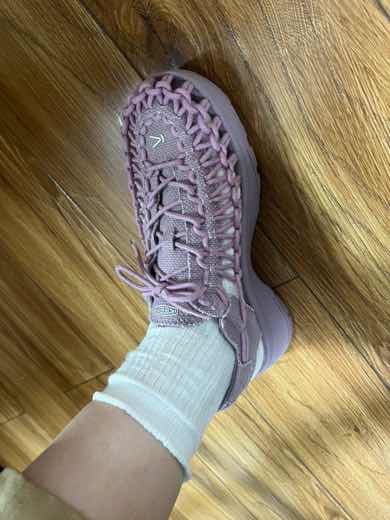 用户纸***水对商品的晒单评价: 盲选的尺寸，没想到还挺合脚。就是这个做工有点差，这个牌子这么贵，做工说不过去啊，好怕穿着穿着开胶了, 点赞数: 5