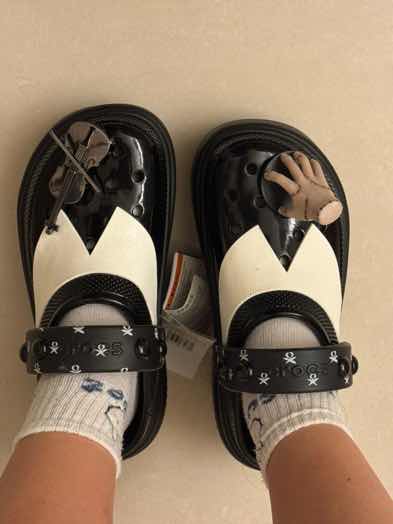 用户北***9对商品的晒单评价: 物流比我想象中快，物品包装也很严实。鞋子真的太太太好看了。尺码有些偏大，我平常穿38.5码，脚长差不多240-245左右吧，这个鞋买w7正好。但是脚背高的谨慎购买。, 点赞数: 5