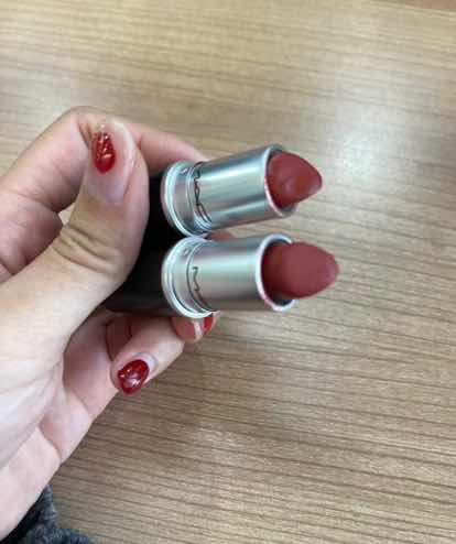 用户k***o对商品的晒单评价: 火了好多年的秀智色，我的mac初心，一股淡淡的巧克力味，mattee质地偏干，但是好看, 点赞数: 3